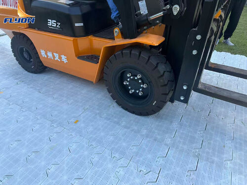 Ultimi blog aziendali su Flyon Sports Dimostra una Forza Ineguagliabile nel Test di Carico del Pavimento di Protezione del Tappeto Erba