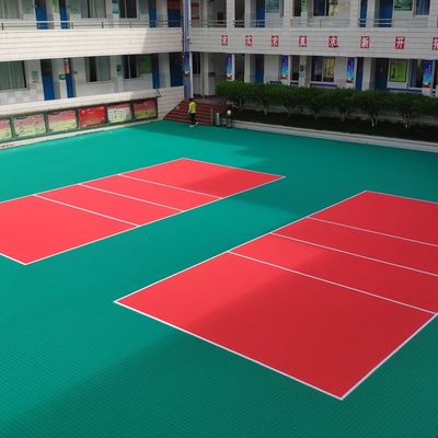 Buon prezzo Pavimenti sportivi in PP rosso raccomandati per impianti sportivi MOQ 500pcs online