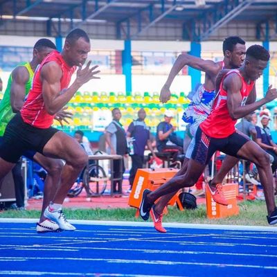 Pieno versi la pista atletica di gomma del sistema per il parco pareggiante dello stadio