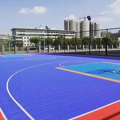 Buon prezzo Il colore su misura pp piastrella gli sport che pavimentano per le corti di sport all'aperto online