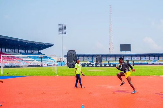 Buon prezzo Pista di corsa atletica con larghezza di 8 m e spessore di 6 mm Perfetta per strutture sportive online