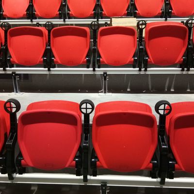 Punta sui sedili fissi di sport dello stadio con il materiale dell'HDPE del PE di armi