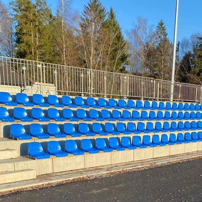 Lo stadio di football americano presiede i sedili di plastica dello stadio dei sedili dello stadio per la gradinata con supporto posteriore