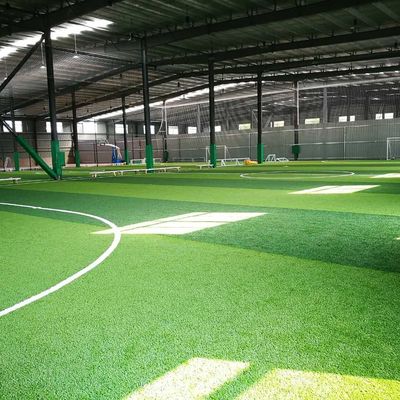 Buon prezzo erba artificiale del sintetico di calcio di altezza del mucchio dell'erba di 45mm usata per la corte della scuola online