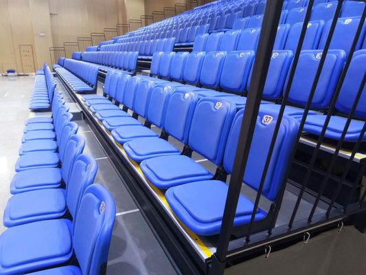 Sedie in argento per gradinate retrattili con capacità da 200 a 500 persone