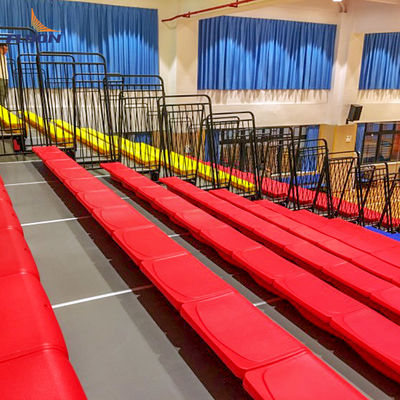 Sedie di gradinata retrattile in argento in alluminio con configurazione curva per 200-500 persone