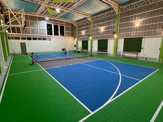 Buon prezzo Sistema di pavimenti sportivi con piastrelle di PP blu rosso per campi interni e esterni online