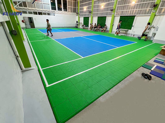 Buon prezzo Pavimenti sportivi in PP resistenti agli urti in rosso/blu/verde per campi interni/esterni online